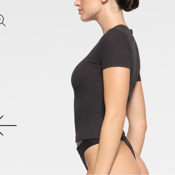 Skims black ribbed cropped tee - Picture 2 of 9